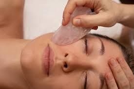 Hvad er en gua sha massage? Et naturligt og effektivt alternativ til at lindre smerter og spændinger.